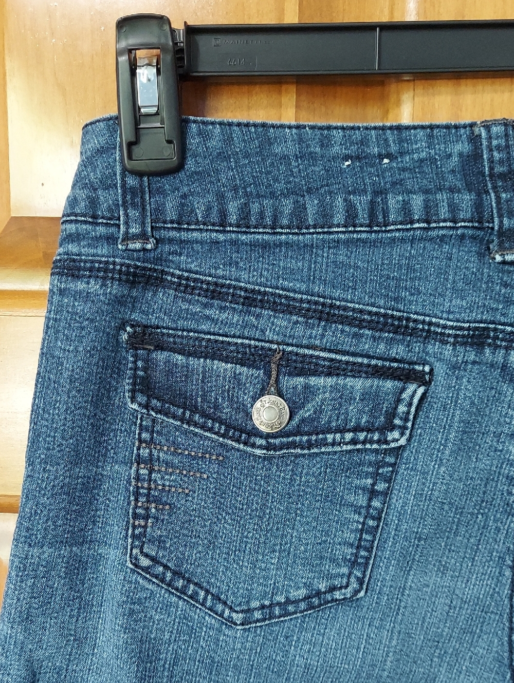 St. John's Bay Women's Comfy Stretch Medium Blue Jean Shorts, Pockets, Size 10 - Picture 3 of 7